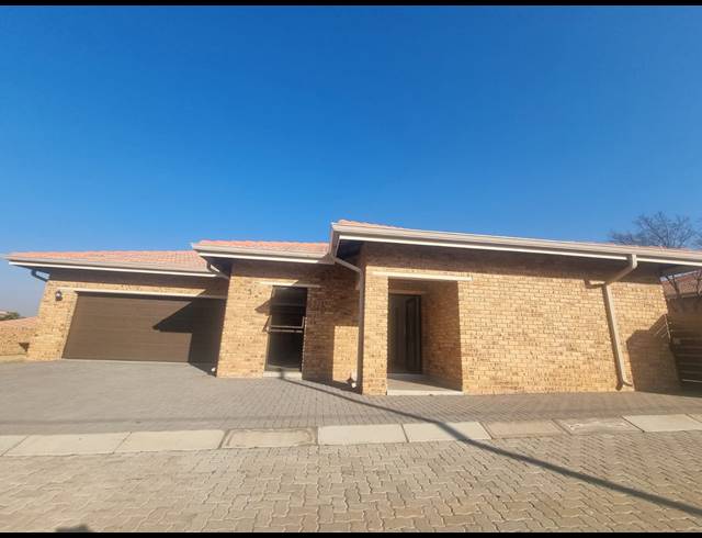 2 BEDROOM TOWNHOUSE FOR SALE IN MANTEVREDE